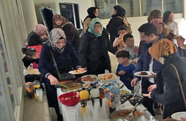 Τραπέζι φιλίας από γονείς προσφυγόπουλων που αθλούνται στο Πανεπιστήμιο Μακεδονίας